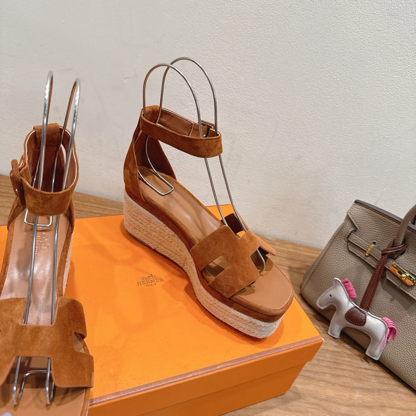 👟👟Ex-factory price 720👟👟 Hermes... a Eclair 2025 new color + popular series, the version is super positive, with a certain thickness, which makes the legs longer! Breathable, comfortable calfskin, spring and summer color matching, this item is both beautiful and comfortable! Channel supply code size: 35-39 can be ordered as 40.41 with airplane box ➕20